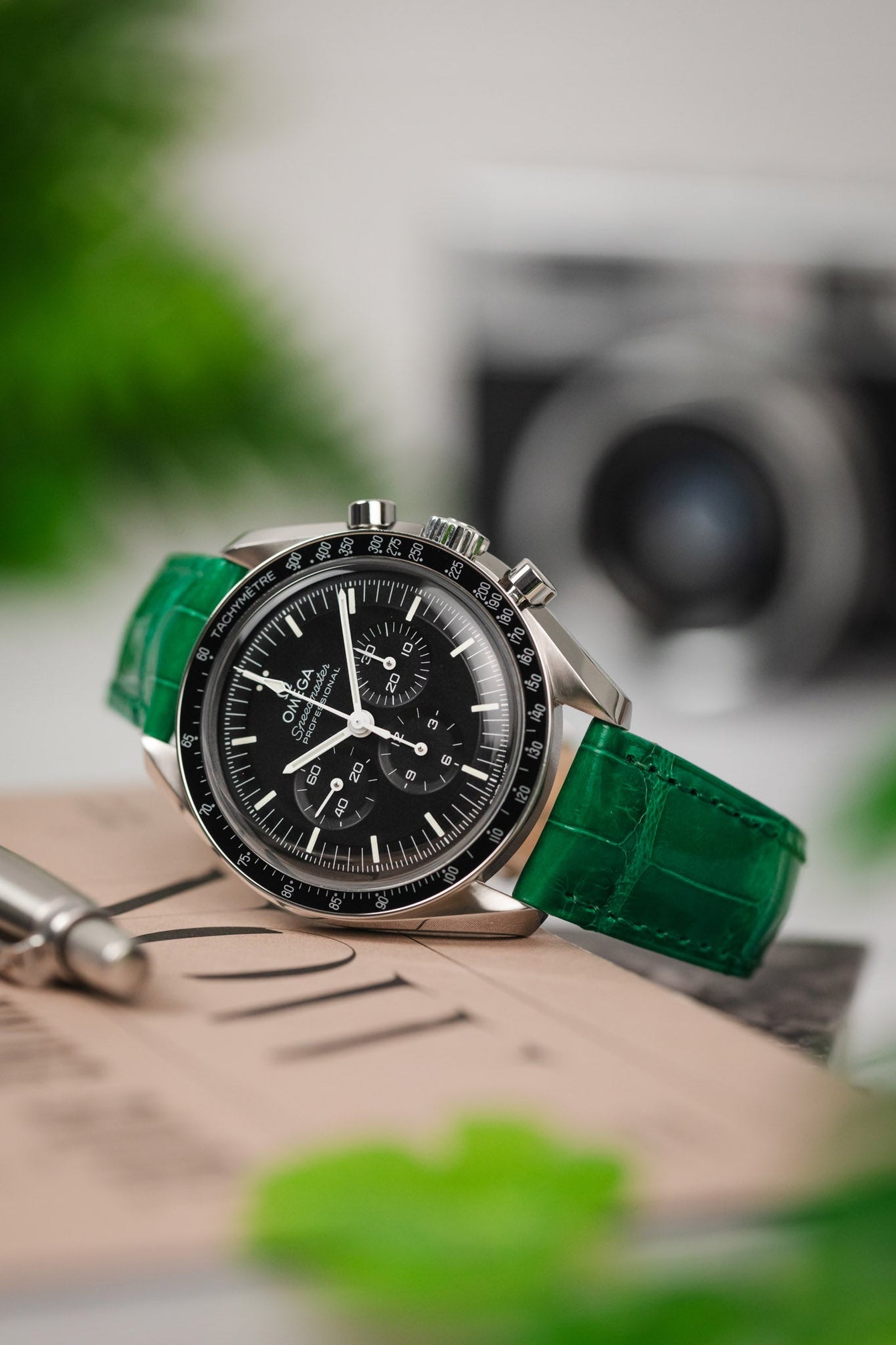 Hirsch LONDON Shiny Alligator Leather Watch Strap in GREEN