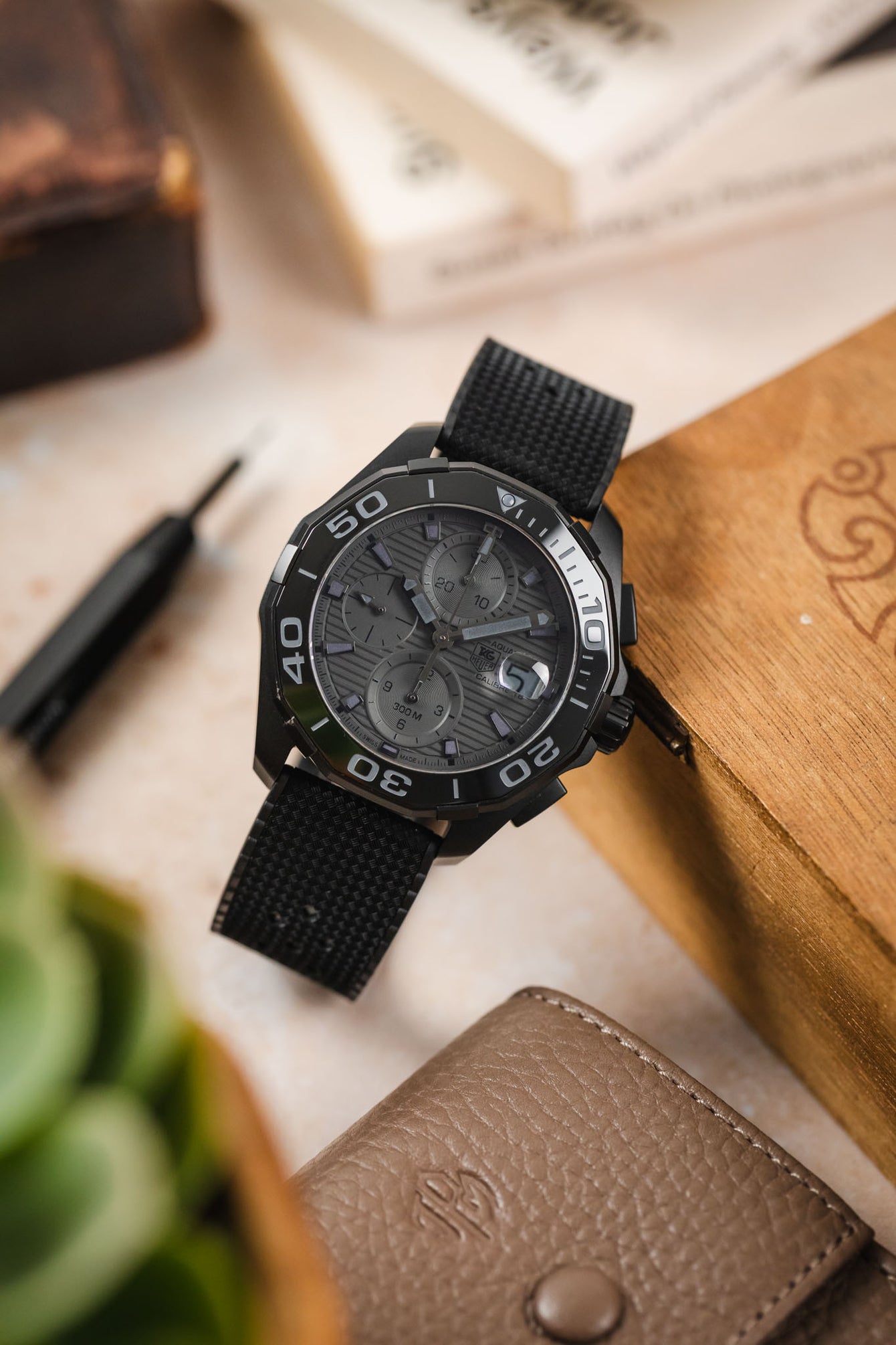 ISOSWISS WAFFLE Textured Rubber Diving Watch Strap in BLACK