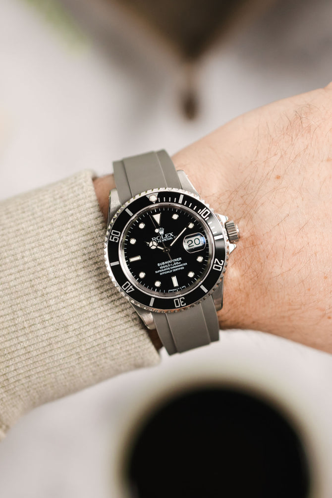 Rolex Submariner 16610 Oystersteel black dial and bezel fitted with crafter blue RX01 in grey worn on wrist